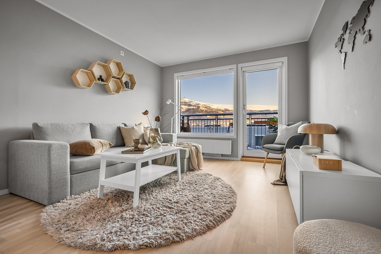 Eenvoudige Scandinavische eetkamer met houten meubels.