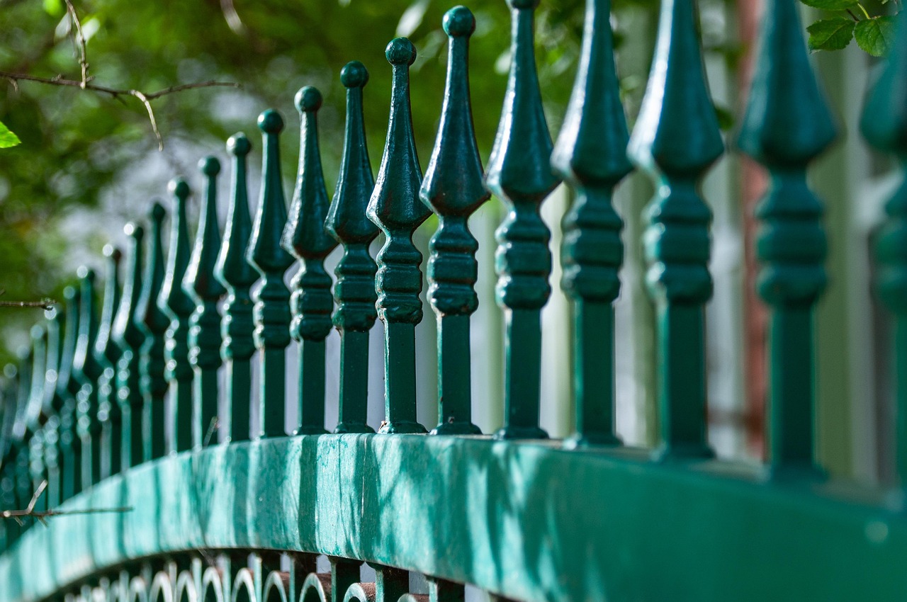 Verticale tuin met diverse planten.